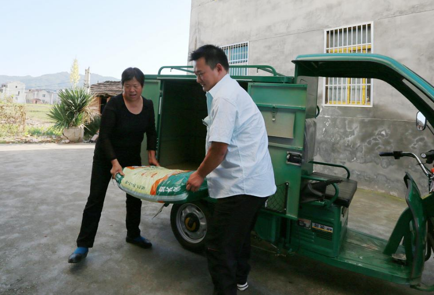 麻家渡：秋播化肥送到家门口