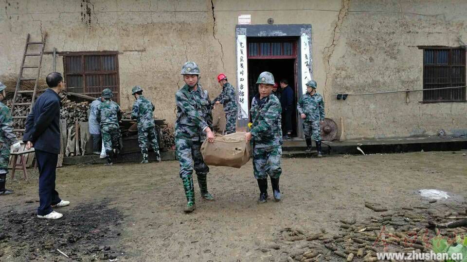 官渡镇组织民兵排险自救