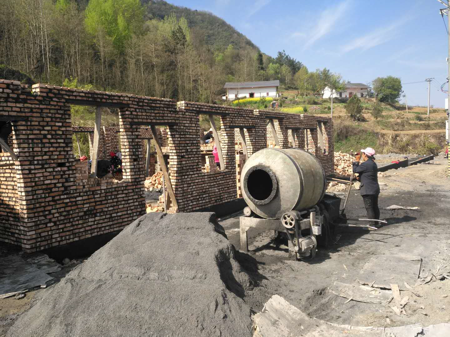 文峰乡集镇易迁安置区杂物房建设如火如荼