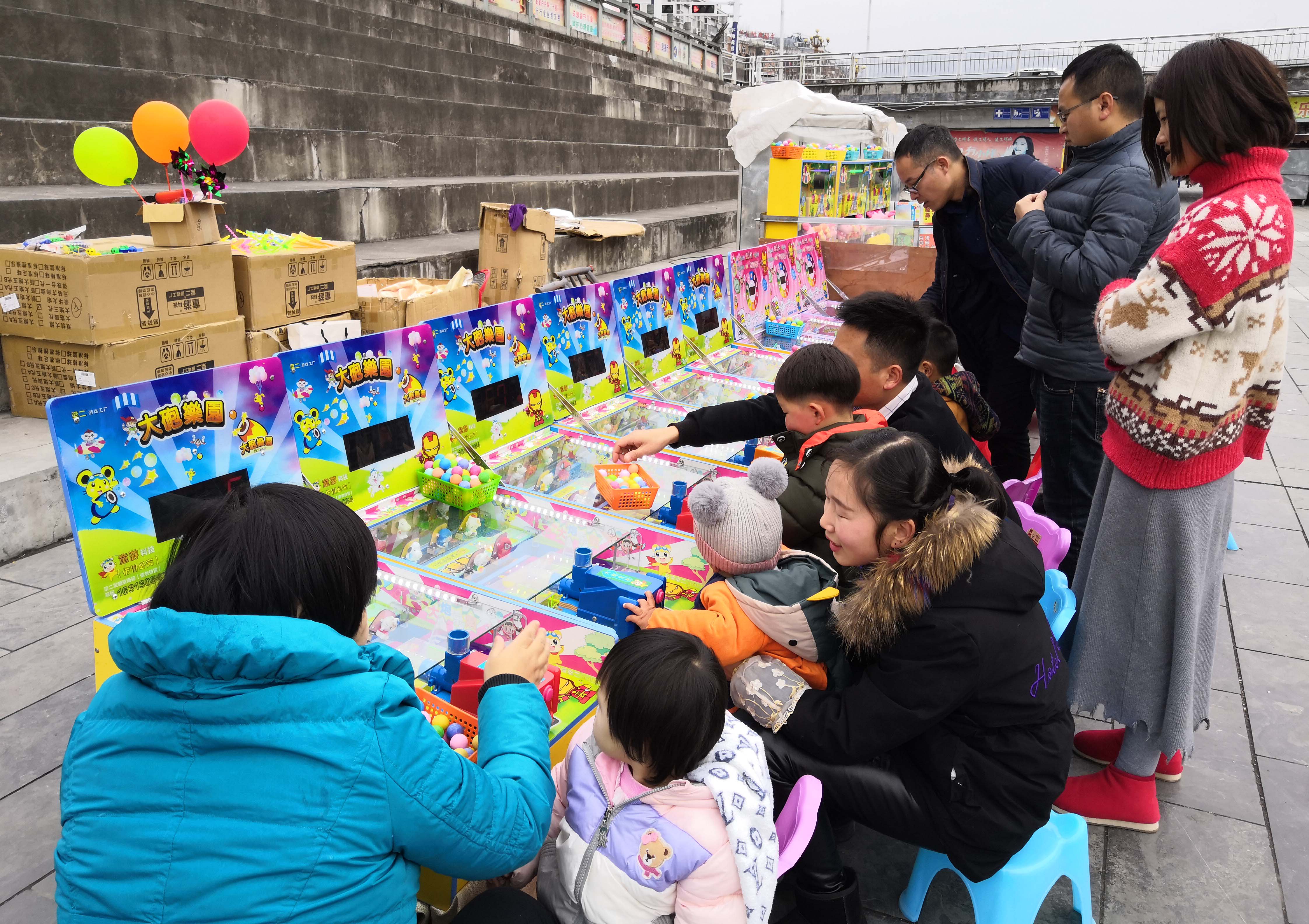 广场玩具成孩子们新年最爱