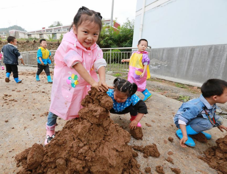 宝丰镇中心幼儿园：开展户外游戏　圆梦幸福童年   