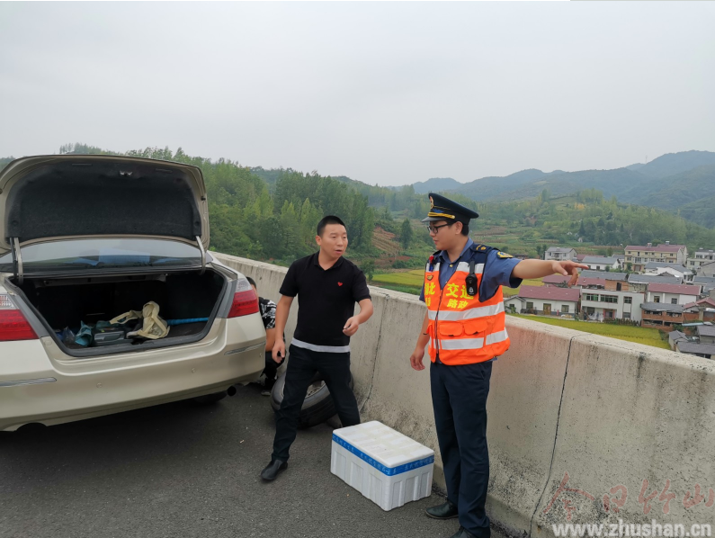 小车高速爆胎陷困境  路政伸援手助回家路