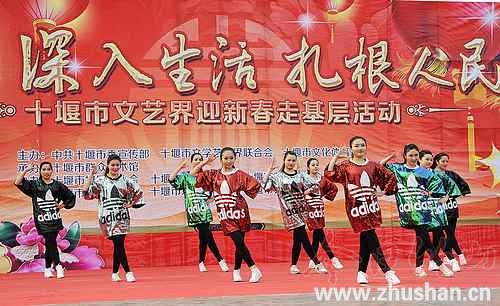 走基层 送文化