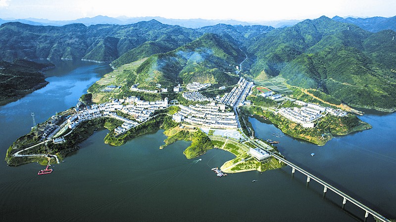 上庸镇：国土分局开展第29个全国土地日宣传活动