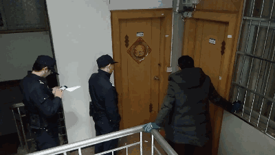 竹山女子写好遗书在家烧炭自杀 民警踹开房门时她已…