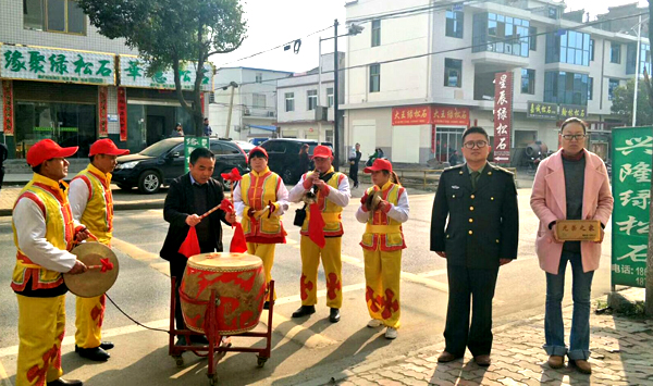 麻家渡镇：敲锣打鼓送牌匾 “光荣之家”更光荣