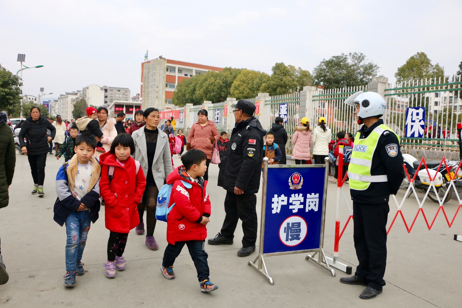 站好“护学岗” 撑起“平安伞”
