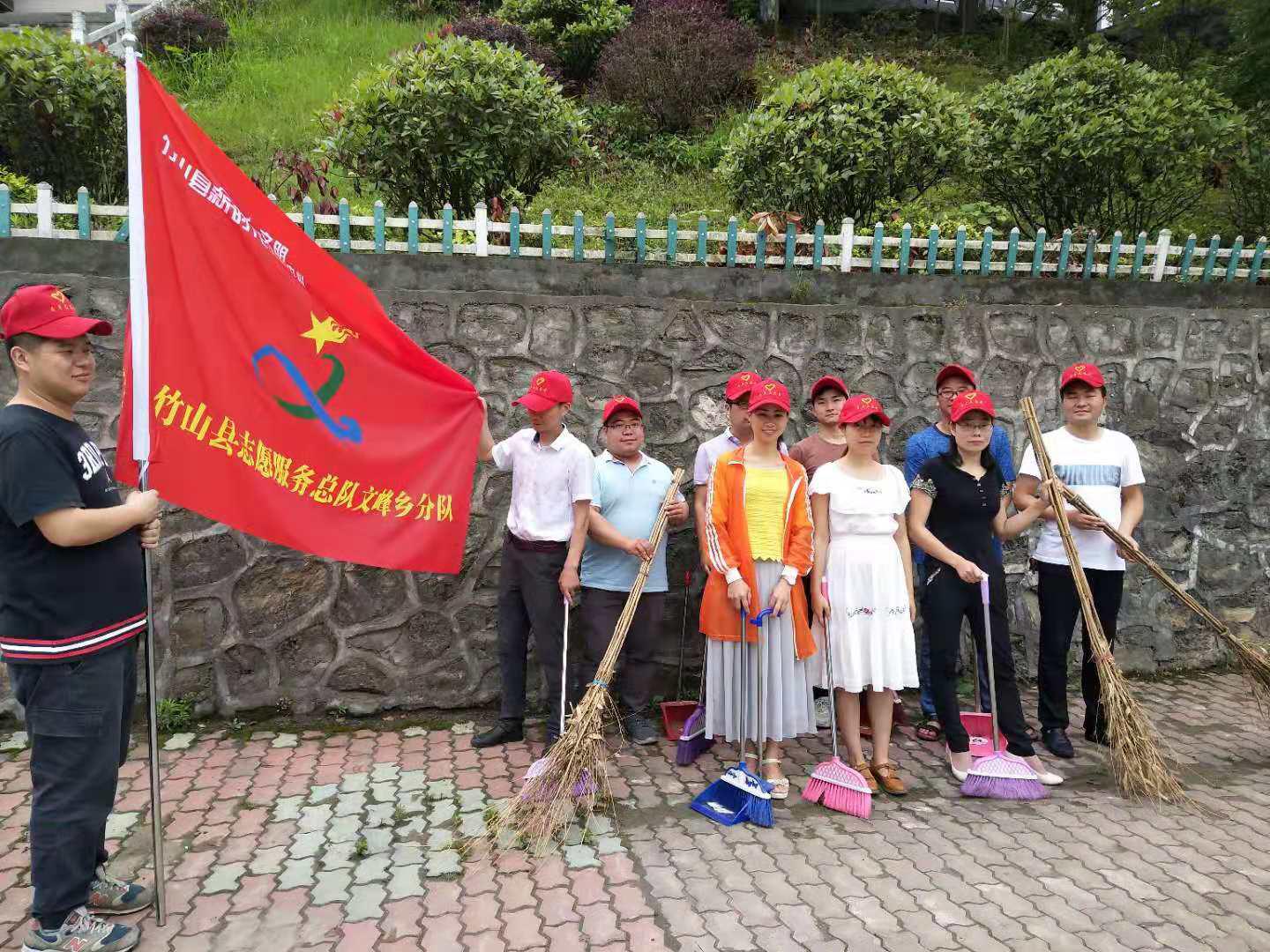 文峰乡：集镇走来“小红帽” 群众见了都说好