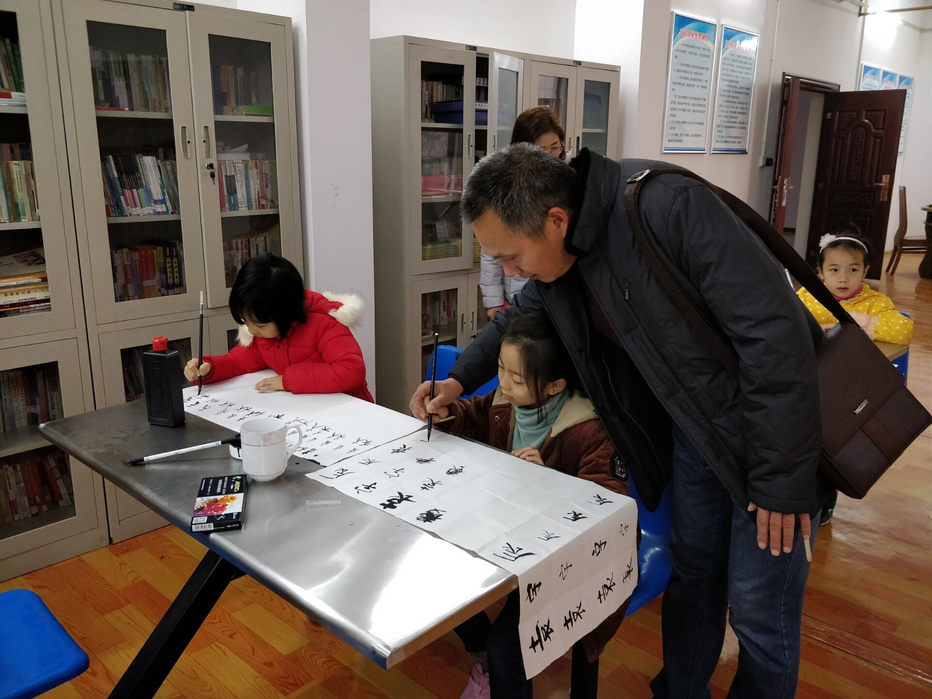 城关镇：开展关爱未成年人活动