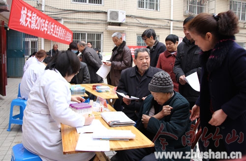 公共卫生进社区 免费体检送健康
