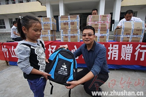 武汉源生公司：爱洒溢水东川小学