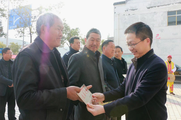 麻家渡镇:敲锣打鼓送牌匾 "光荣之家"更光荣_云上竹山