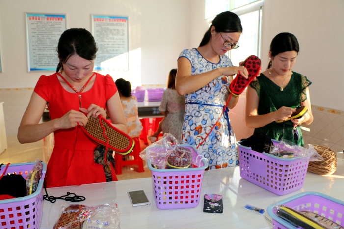 竹坪乡：扶贫工厂让村民家门口就业