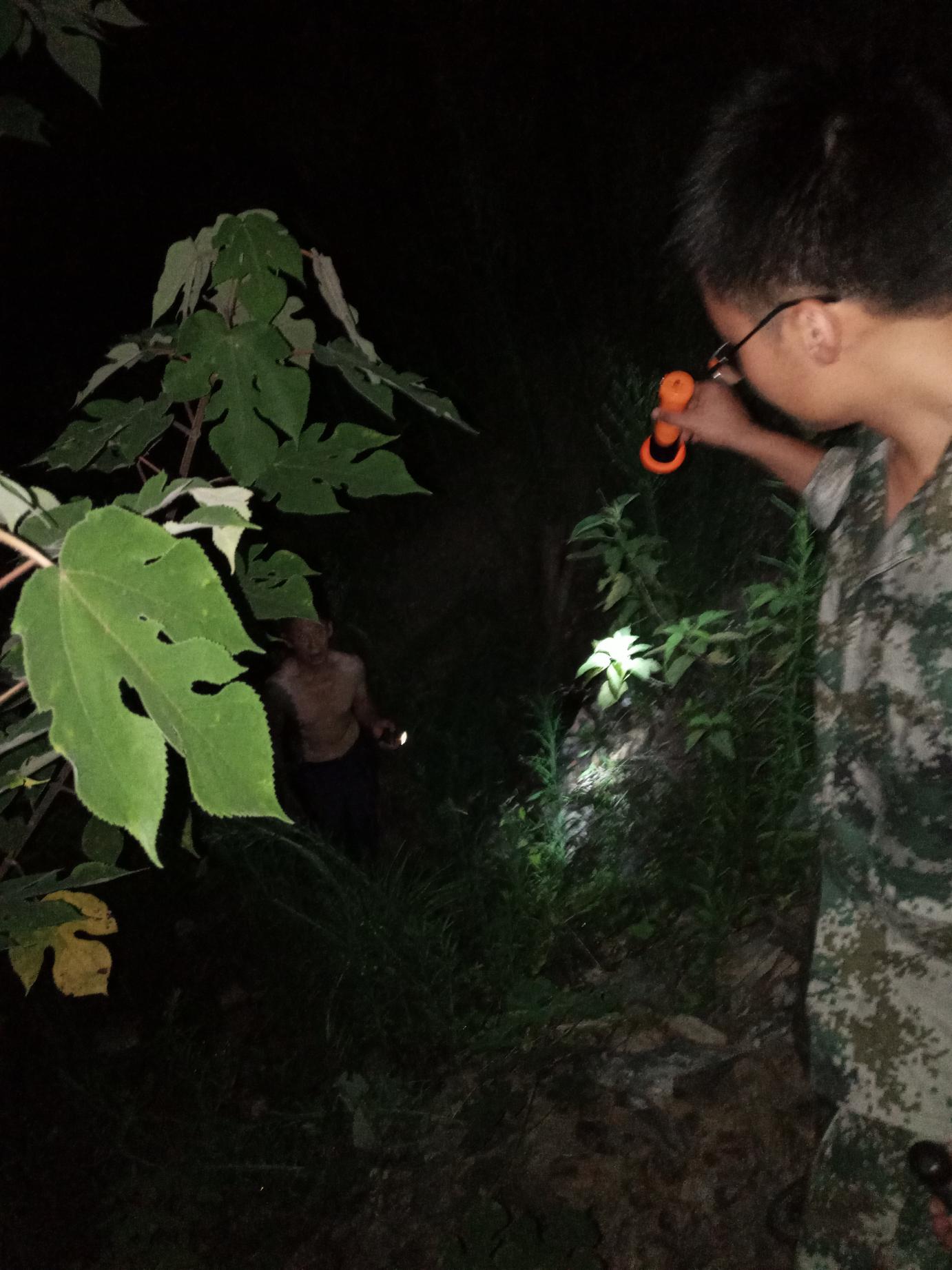 文峰乡夜间突击检查绿松石矿山