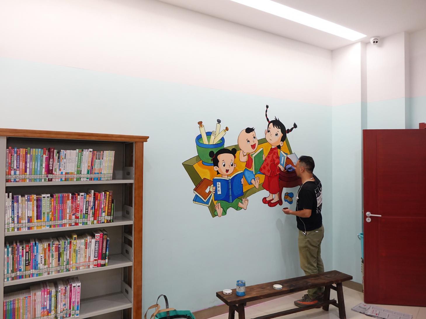 墙体彩绘扮靓少儿阅览室