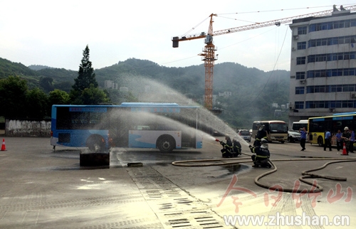 【图】模拟公交车“起火”演练突发事件处置
