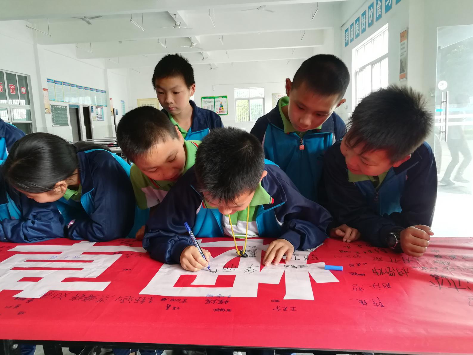 深河乡卫生院开展控烟知识进校园宣传活动