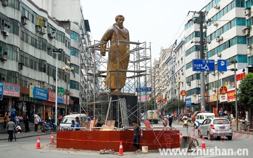 竹山“城标”施洋铜像被亮化处理
