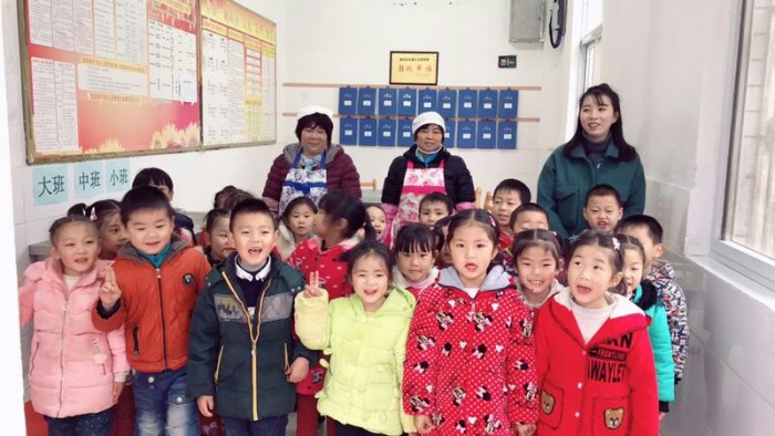 大班孩子进食堂 开心体验促成长 