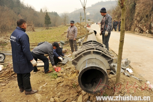 竹山12公里乡镇供水管线开挖施工全面铺开