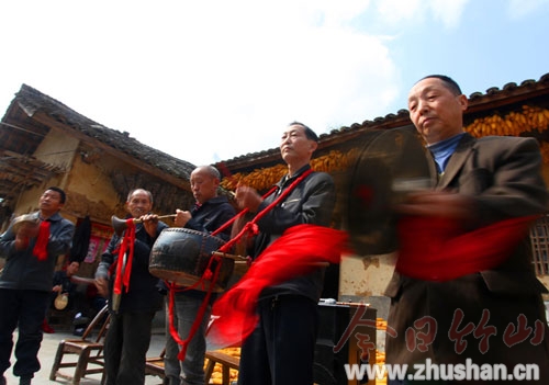 竹山地道的“人民艺术家”演奏村中音乐“会”