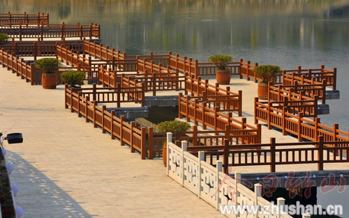 莲花防洪堤亲水平台加装防护栏