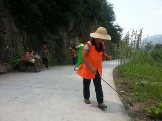 官渡镇：公路养护重点滴　寒冬腊月保平安