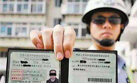 驾照两年内15次扣完12分，竹山男子涉嫌卖分被查