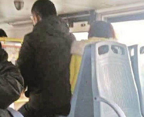 女青年行李占座不肯让 男子较真坐在女孩腿上
