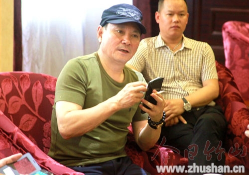 邓小平特型演员卢奇与鉴宝专家王胜利来竹山考察