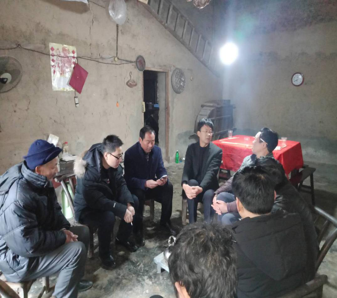 文峰乡干群同心谋产业助脱贫