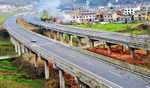 目前,我县一级公路15公里,国道2条243公里,省道9条300.
