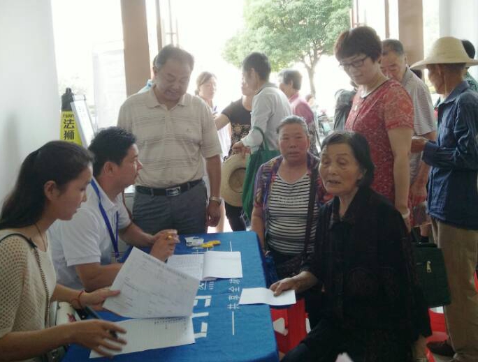 城关镇举行白内障、角膜炎免费义诊活动