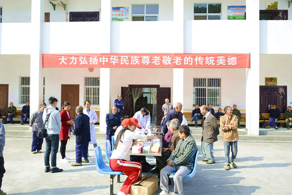 溢水镇：“扶贫日”里送健康