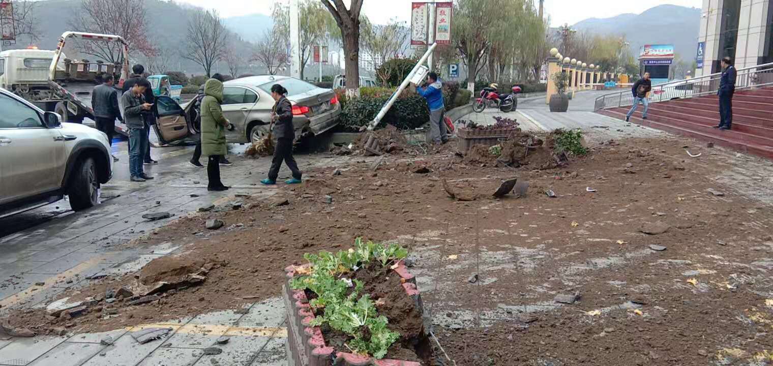 小轿车失控撞坏种植箱  园林部门及时抢修保通畅