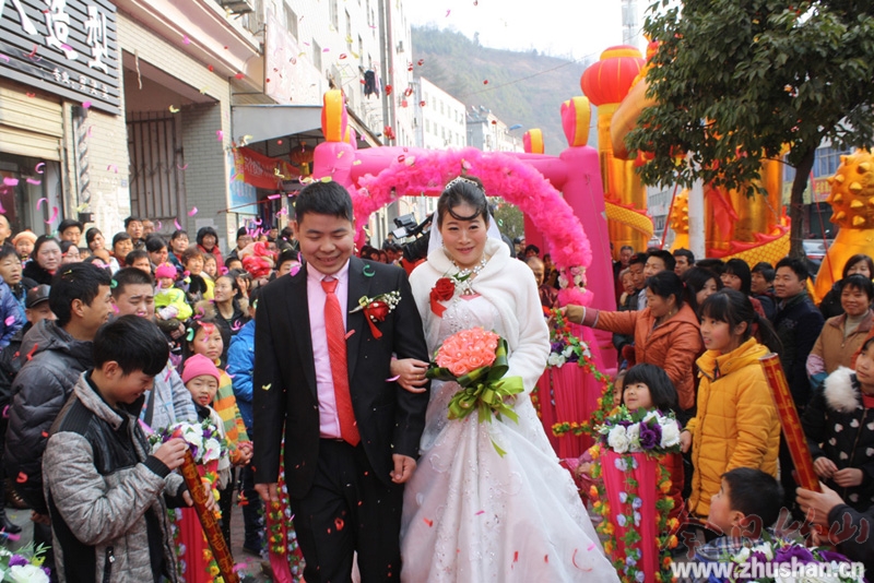 潘口小伙儿进城圆梦 回乡结婚喜气洋洋