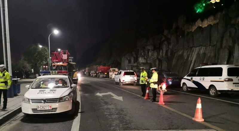 竹山交警“四个调整”应对节后春运客流返程高峰