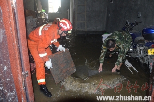 连日强降雨致居民房屋被淹 竹山消防紧急排险