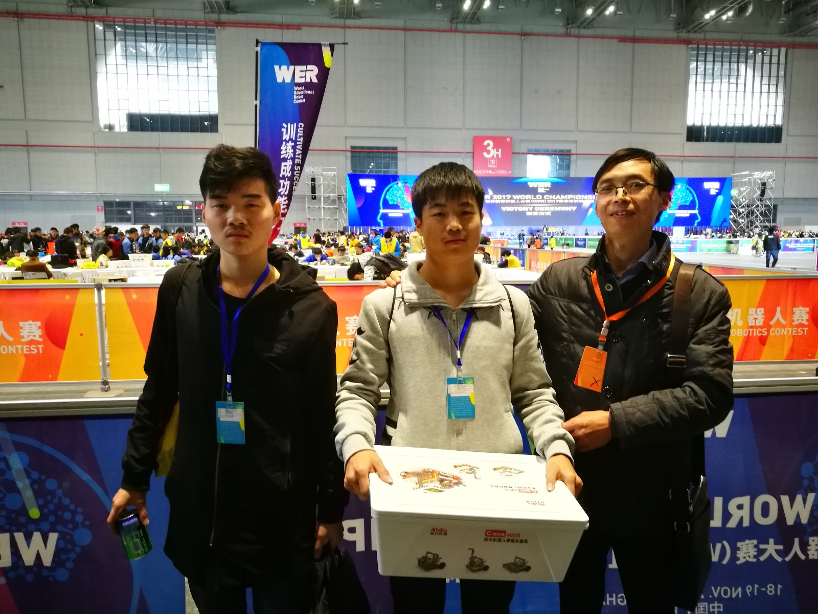 竹山一中学生在世界教育机器人大赛中攀技折桂