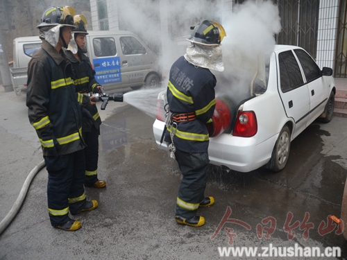 轿车浓烟滚滚险酿大灾 竹山消防紧急排险