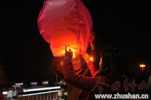正月十五：放飞孔明灯 寄托新年愿望