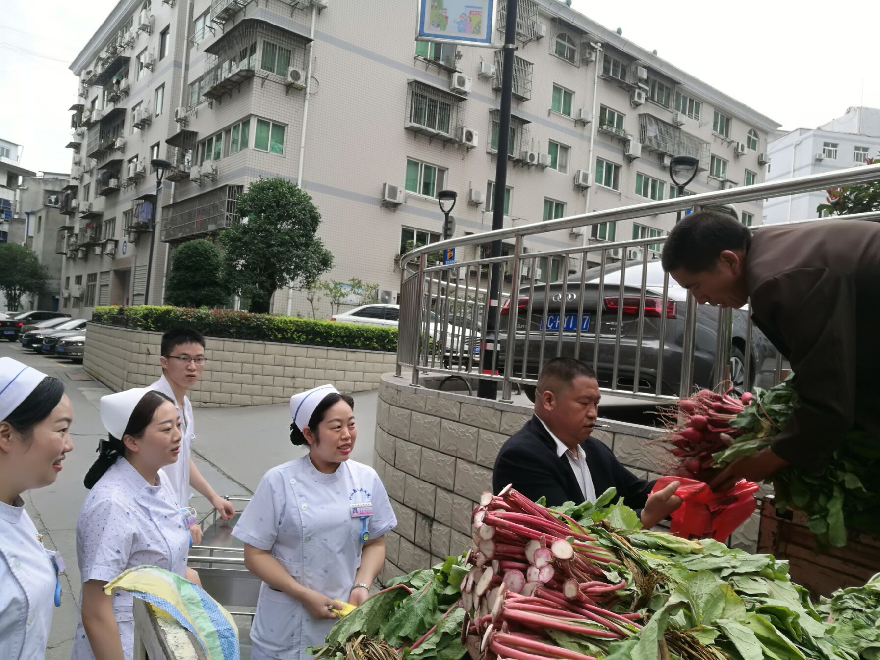 县人民医院：购扶贫菜    解产业困