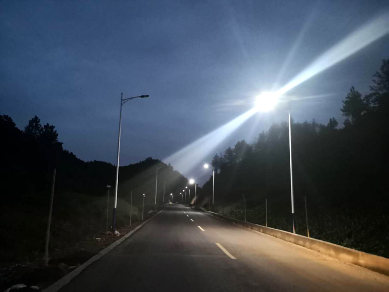 “爱心路灯”照亮村民回家路