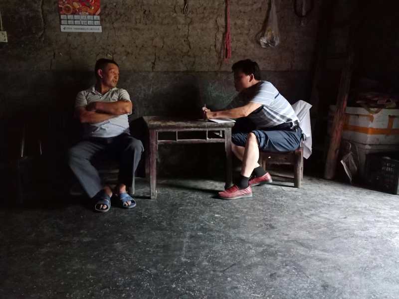 竹坪乡：党员带头发展香菇产业促脱贫     