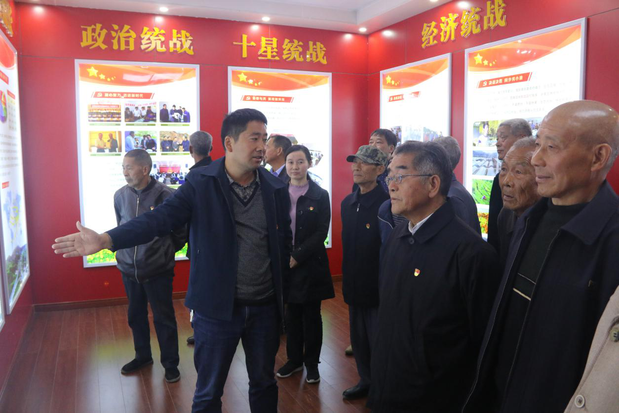 擂鼓镇开展重阳节退休老干部主题活动