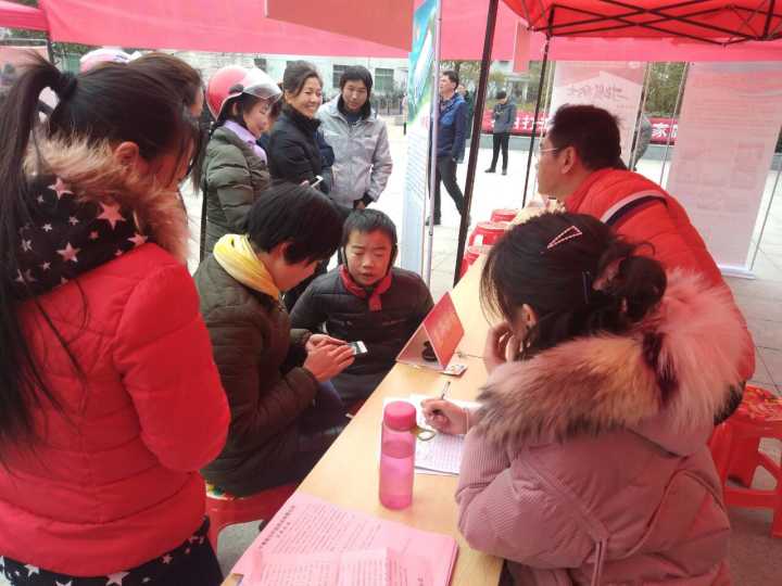 “春风行动”暨就业扶贫招聘会走进秦古