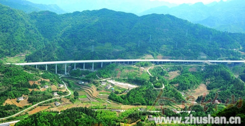 谷竹高速公路建设开始沥青路面施工