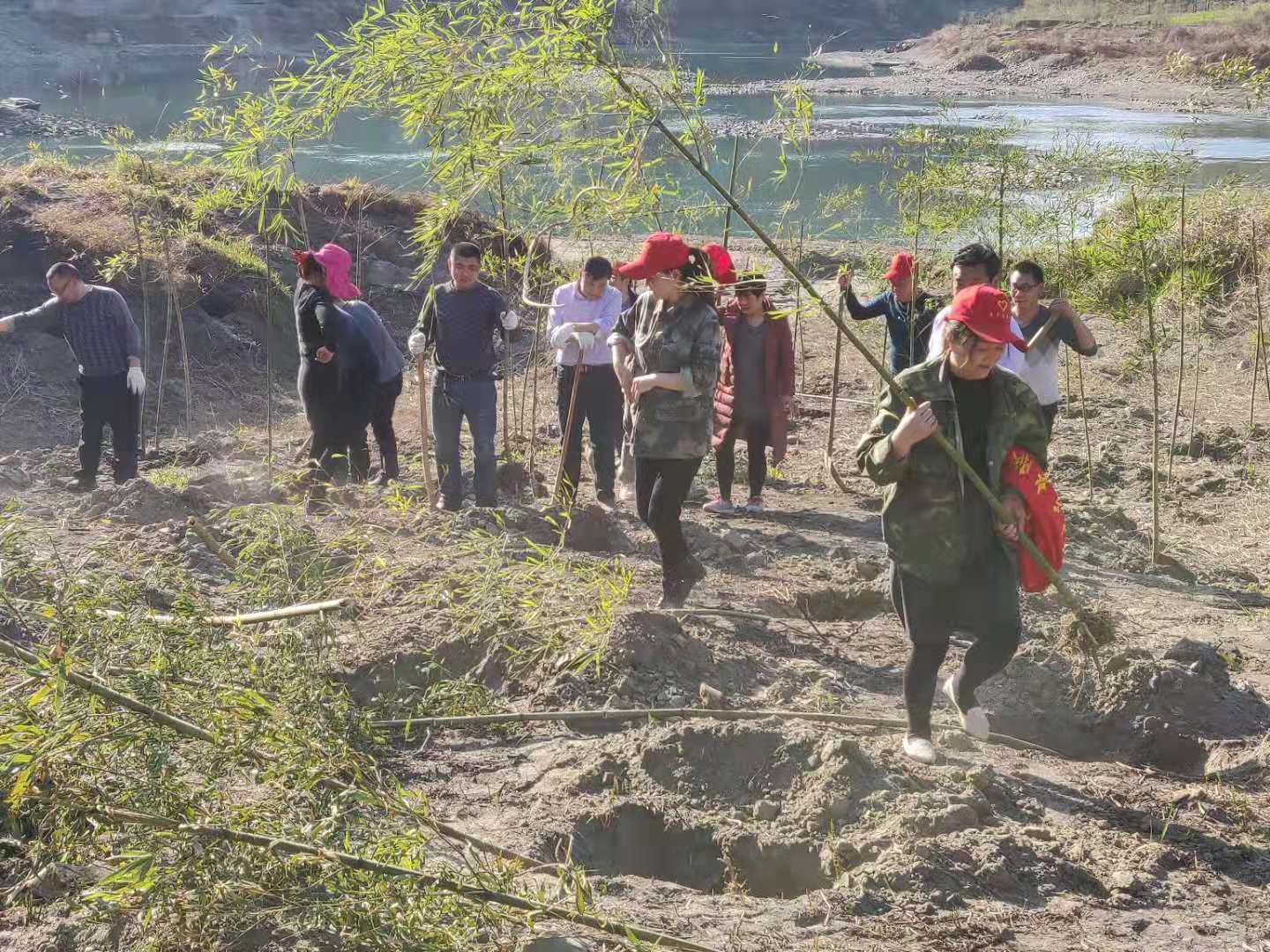 文峰乡妇女积极参与全民义务植树活动