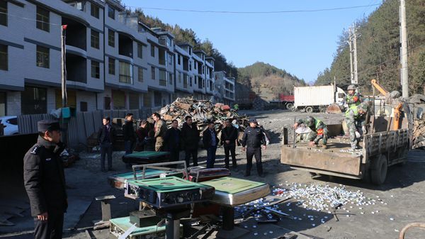 竹坪乡：销毁麻将机 群众拍手叫好