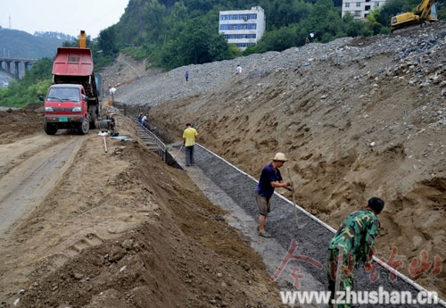 竹山城关东门湾段河堤治理工程大提速